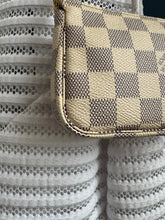 Lade das Bild in den Galerie-Viewer, LOUIS VUITTON MINI POCHETTE