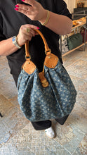 Lade das Bild in den Galerie-Viewer, LOUIS VUITTON MAHINA XL DENIM