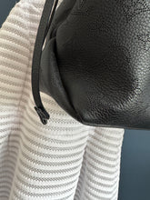 Lade das Bild in den Galerie-Viewer, LOUIS VUITTON BELLA TOTE MAHINA