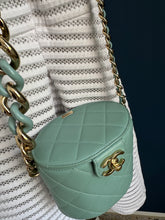 Lade das Bild in den Galerie-Viewer, CHANEL VANITY CASE