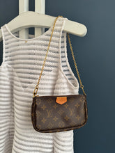 Lade das Bild in den Galerie-Viewer, LOUIS VUITTON MINI POCHETTE
