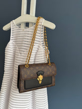 Lade das Bild in den Galerie-Viewer, LOUIS VUITTON VICTOIRE