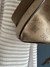 Lade das Bild in den Galerie-Viewer, LOUIS VUITTON GIROLATA GALET MAHINA