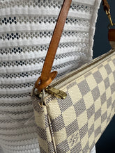 Lade das Bild in den Galerie-Viewer, LOUIS VUITTON POCHETTE ACCESSOIRES