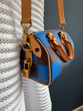 Lade das Bild in den Galerie-Viewer, LOUIS VUITTON SPEEDY 18 POP BLUE