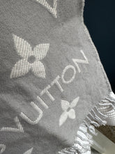 Lade das Bild in den Galerie-Viewer, LOUIS VUITTON ESSENTIAL SCHAL