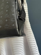Lade das Bild in den Galerie-Viewer, MCM STARK MEDIUM RUCKSACK