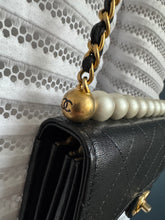 Lade das Bild in den Galerie-Viewer, CHANEL WOC MIT PERLEN