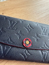 Lade das Bild in den Galerie-Viewer, LOUIS VUITTON EMILIE GELDBÖRSE