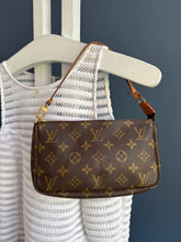 Lade das Bild in den Galerie-Viewer, LOUIS VUITTON POCHETTE ACCESSOIRES