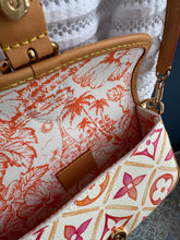 Lade das Bild in den Galerie-Viewer, LOUIS VUITTON NANO DIANE BY THE POOL CORAL