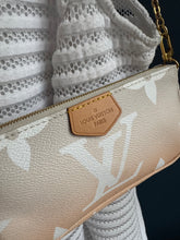 Lade das Bild in den Galerie-Viewer, LOUIS VUITTON MINI POCHETTE