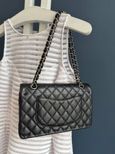 Lade das Bild in den Galerie-Viewer, CHANEL DOUBLE FLAP MEDIUM