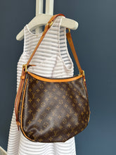 Lade das Bild in den Galerie-Viewer, LOUIS VUITTON TULUM GM