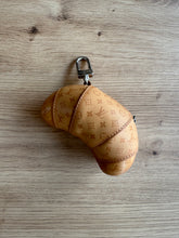 Lade das Bild in den Galerie-Viewer, LOUIS VUITTON CROISSANT ANHÄNGER
