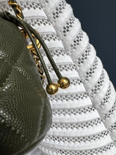 Lade das Bild in den Galerie-Viewer, CHANEL22 MINI BUCKET