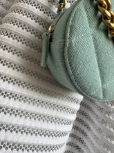 Lade das Bild in den Galerie-Viewer, CHANEL 19 DENIM ROUND CLUTCH