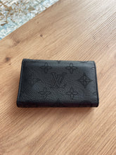 Lade das Bild in den Galerie-Viewer, LOUIS VUITTON IRIS XS MAHINA GELDBÖRSE