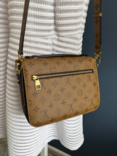 Lade das Bild in den Galerie-Viewer, LOUIS VUITTON MÉTIS REVERSE