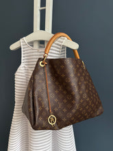 Lade das Bild in den Galerie-Viewer, LOUIS VUITTON ARTSY MM