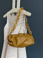 Lade das Bild in den Galerie-Viewer, BOTTEGA VENETA CHAIN POUCH