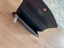 Lade das Bild in den Galerie-Viewer, LOUIS VUITTON IRIS XS MAHINA GELDBÖRSE