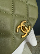 Lade das Bild in den Galerie-Viewer, CHANEL COCO MAIL MINI CLUTCH