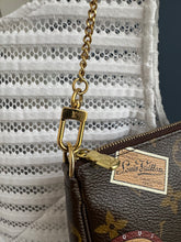 Lade das Bild in den Galerie-Viewer, LOUIS VUITTON MINI POCHETTE