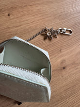 Lade das Bild in den Galerie-Viewer, LOUIS VUITTON SCHNEEFLOCKE