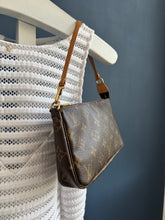 Lade das Bild in den Galerie-Viewer, LOUIS VUITTON POCHETTE ACCESSOIRES