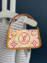 Lade das Bild in den Galerie-Viewer, LOUIS VUITTON NANO DIANE BY THE POOL CORAL
