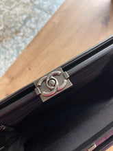 Lade das Bild in den Galerie-Viewer, CHANEL BOY FRAME CLUTCH