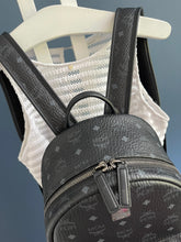 Lade das Bild in den Galerie-Viewer, MCM STARK MEDIUM RUCKSACK