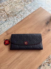 Lade das Bild in den Galerie-Viewer, LOUIS VUITTON EMILIE GELDBÖRSE