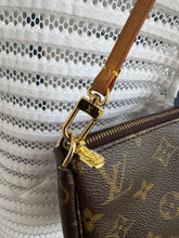 Lade das Bild in den Galerie-Viewer, LOUIS VUITTON POCHETTE ACCESSOIRES