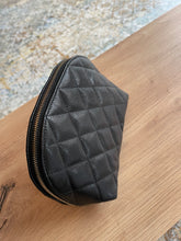 Lade das Bild in den Galerie-Viewer, CHANEL CAVIAR KOSMETIKTASCHE