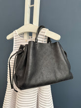 Lade das Bild in den Galerie-Viewer, LOUIS VUITTON BELLA TOTE MAHINA