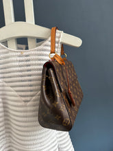 Lade das Bild in den Galerie-Viewer, LOUIS VUITTON CLUNY BB