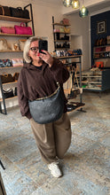 Lade das Bild in den Galerie-Viewer, LOUIS VUITTON LOOP HOBO EMPREINTE
