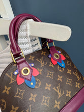 Lade das Bild in den Galerie-Viewer, LOUIS VUITTON ALMA BB LOVE BIRDS