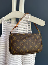 Lade das Bild in den Galerie-Viewer, LOUIS VUITTON POCHETTE ACCESSOIRES