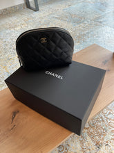 Lade das Bild in den Galerie-Viewer, CHANEL CAVIAR KOSMETIKTASCHE