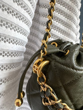 Lade das Bild in den Galerie-Viewer, CHANEL22 MINI BUCKET