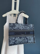 Lade das Bild in den Galerie-Viewer, DIOR TOTE BOOK MEDIUM