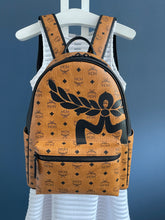 Lade das Bild in den Galerie-Viewer, MCM STARK MEGA LAUREL