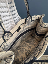 Lade das Bild in den Galerie-Viewer, DIOR TOTE BOOK MEDIUM