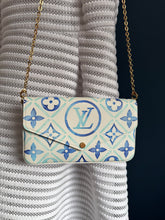Lade das Bild in den Galerie-Viewer, LOUIS VUITTON FÉLICIE BY THE POOL