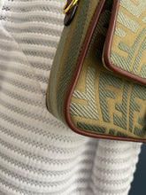 Lade das Bild in den Galerie-Viewer, FENDI BAGUETTE