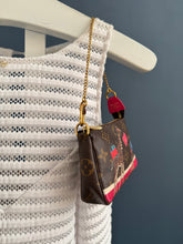 Lade das Bild in den Galerie-Viewer, LOUIS VUITTON MINI POCHETTE