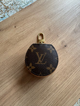 Lade das Bild in den Galerie-Viewer, LOUIS VUITTON AIRPOD CASE / ANHÄNGER